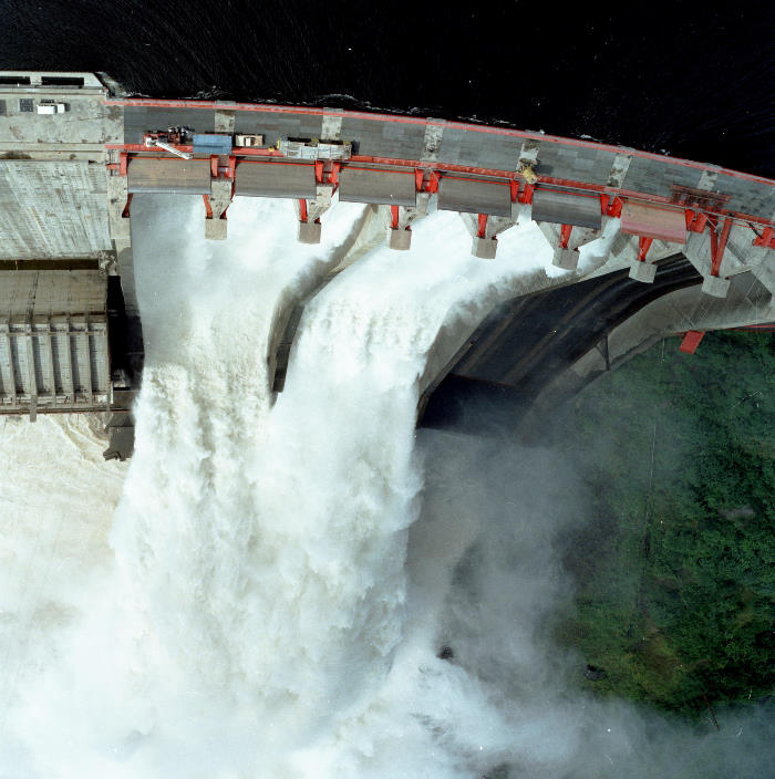 Arriostramiento de las pilas 1 a 10 y Pintura de las estructuras Metálicas del Puente sobre el Aliviadero de la Central Hidroeléctrica Raúl Leoni, en Guri. Estado Bolívar.